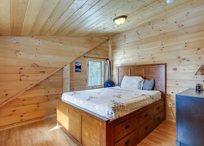 2 Mi To Skiing: Casper W/ Mtn Views! Holiday home Crimson Dawn