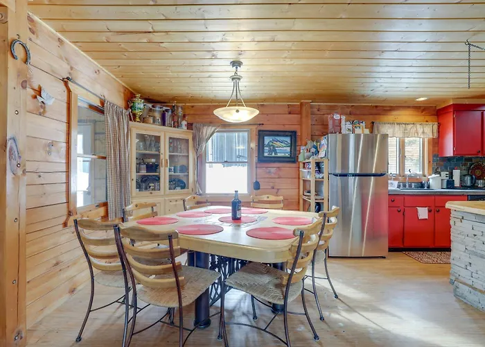 2 Mi To Skiing: Casper W/ Mtn Views! Holiday home *