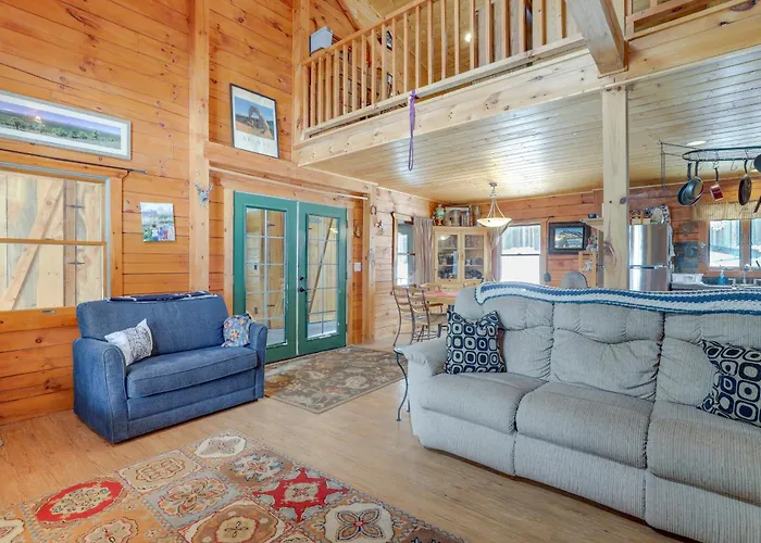 2 Mi To Skiing: Casper W/ Mtn Views! Holiday home Crimson Dawn